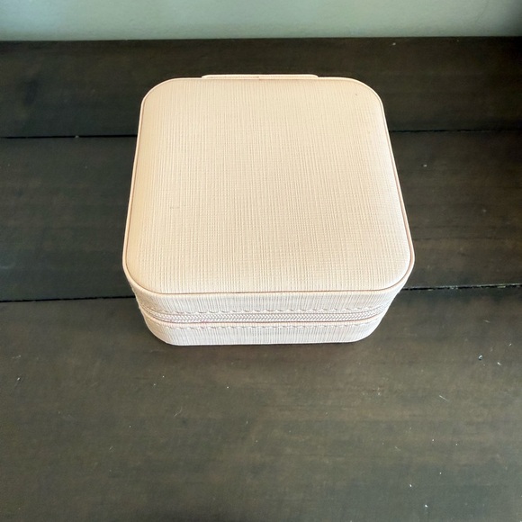 Vlando Travel Jewelry Case – Blush Pink Vegan Leather - Picture 3 of 5